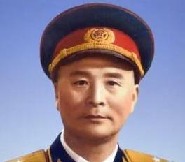 1936年，我国开国中将为掩护队伍撤退身受重伤，战友不得不将他就地隐藏，等突围后