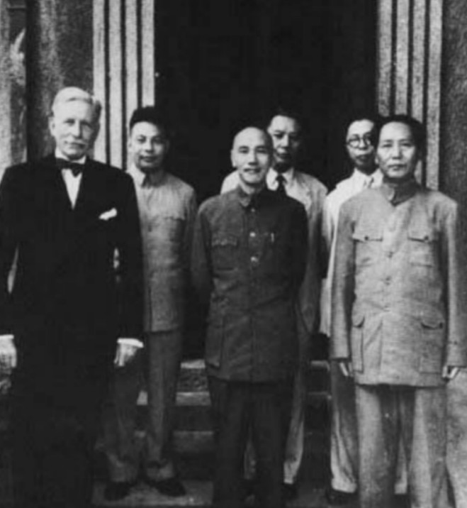 在重庆开会时，蒋介石提出让毛主席担任省长。毛主席平静地问道：“委员长要我担任哪个