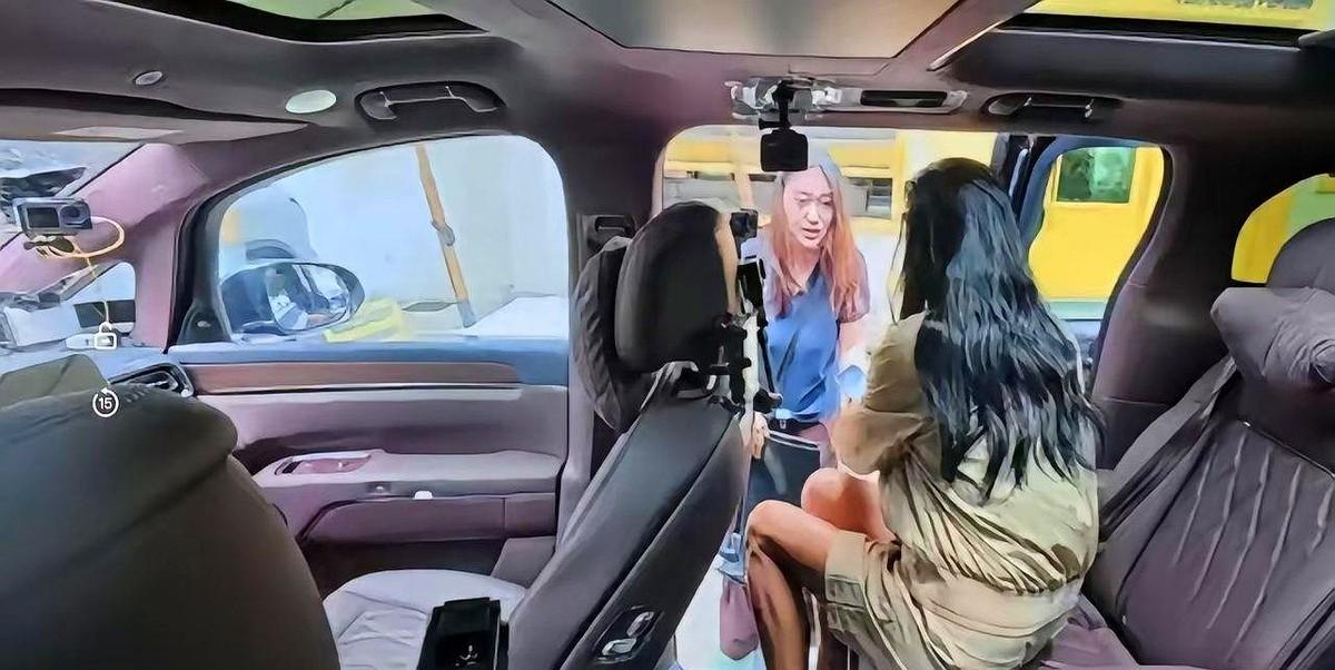 “你换你的，我下车。”胡军拉开车门，头也不回地扎进车外。车里坐着瞿颖，正脱鞋