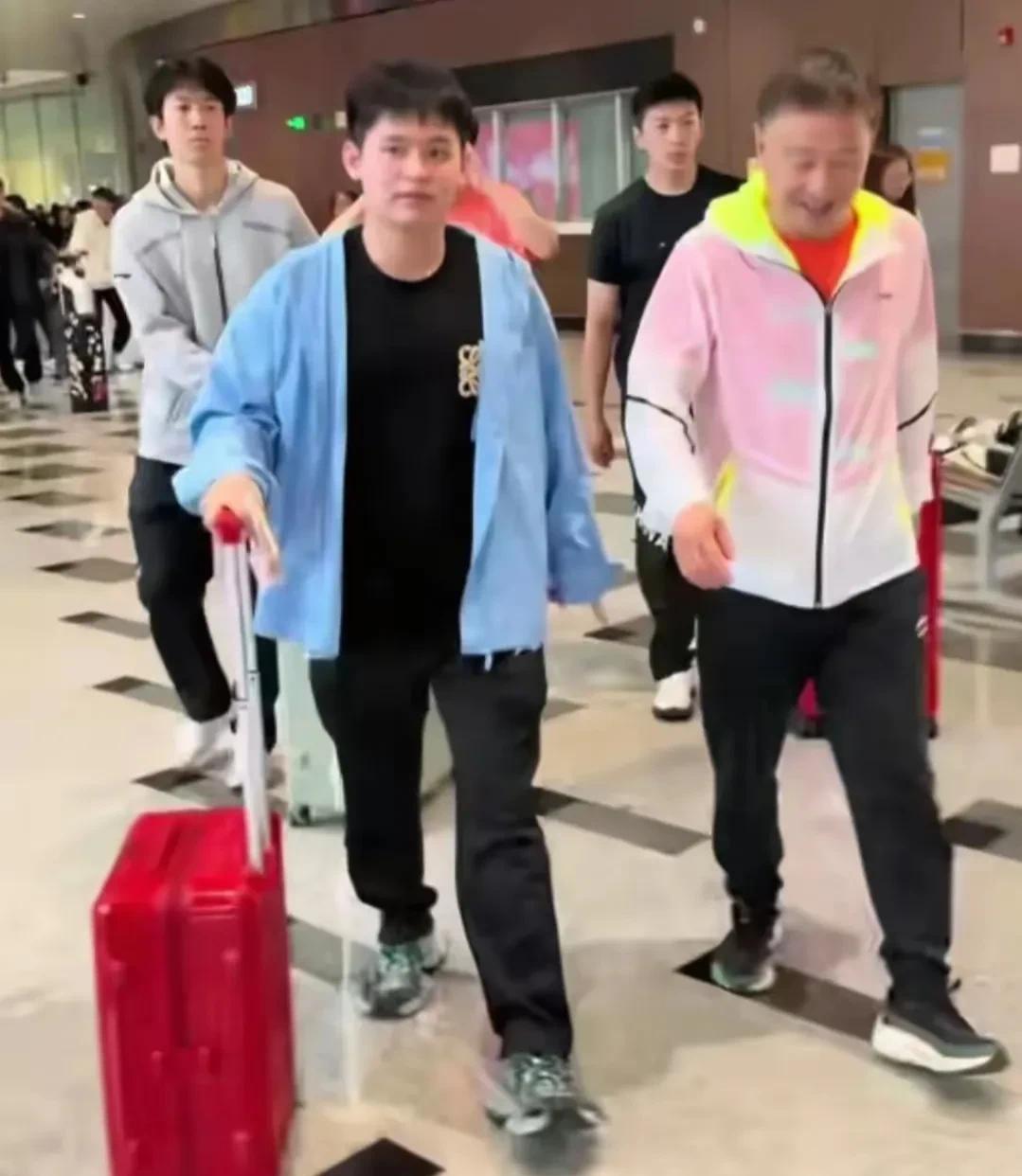 陈振江教练机场接林诗栋，提供了满满的情绪价值。仁川冠军赛上，陈振江教练指