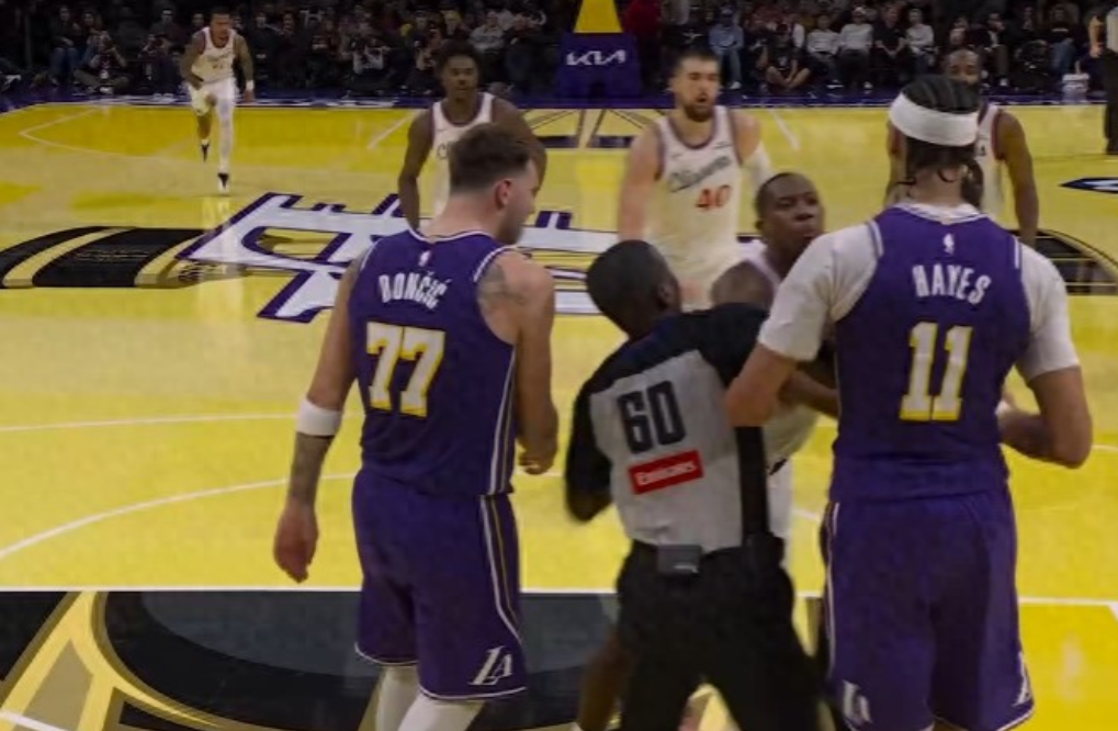 NBA杯小组赛，湖人在主场以135-118击败快船。末节，邓恩在抢篮板时推倒东