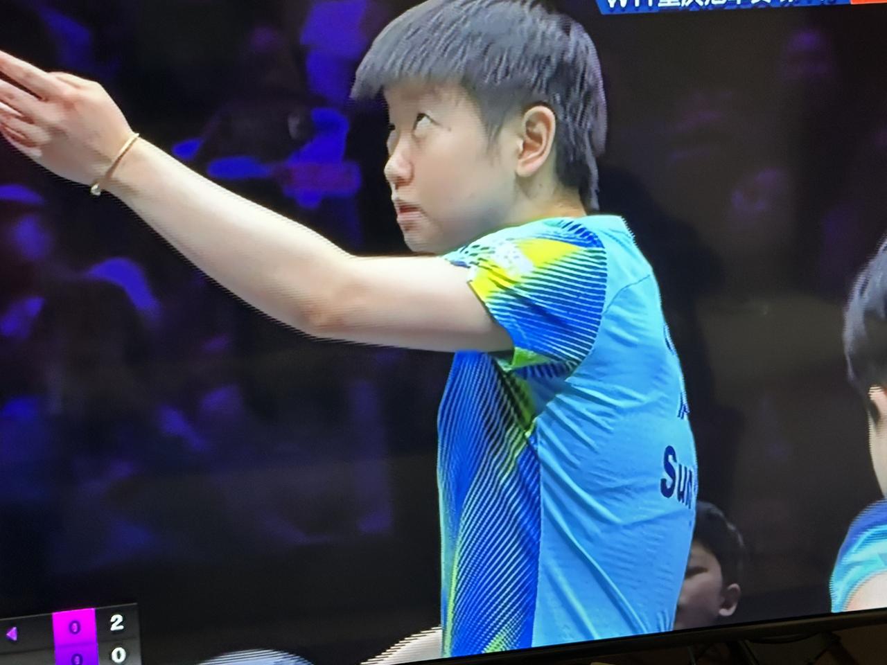 万众瞩目的头号种子孙颖莎终于上场了！观众席上欢声雷动，球迷们因为孙颖莎的出现热