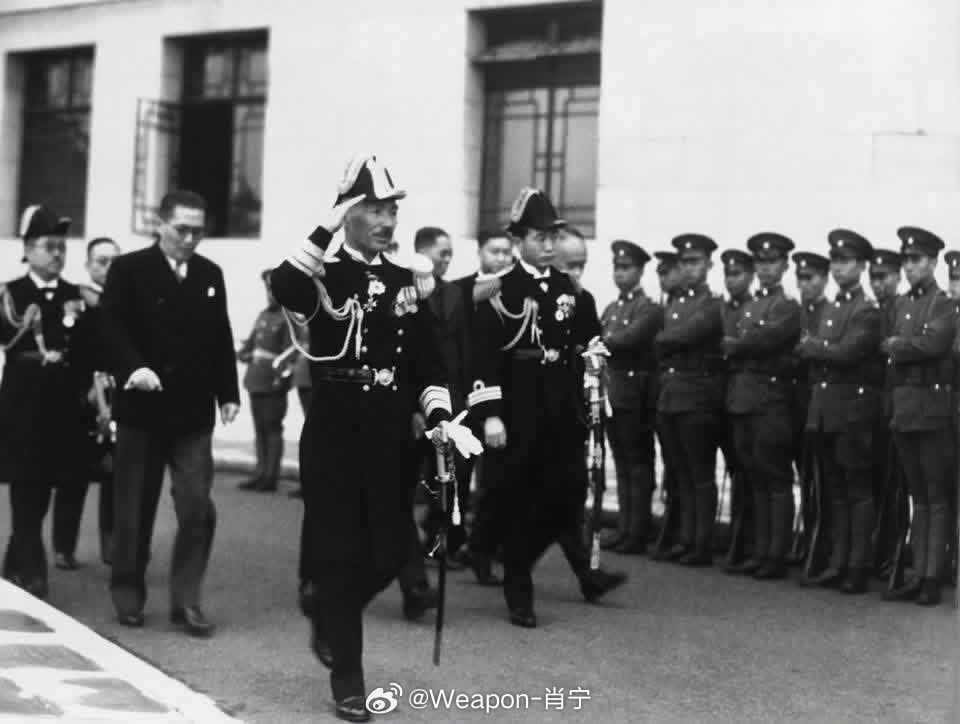 照片中的历史黄鼠狼给鸡拜年——1936年，新任日本驻沪海军陆战队司令大川内传七