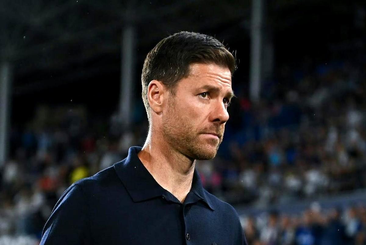 “教练，定位球到底听谁的？”阿拉巴和小马哥在禁区边抢球，镜头拉近，两人谁也不松口