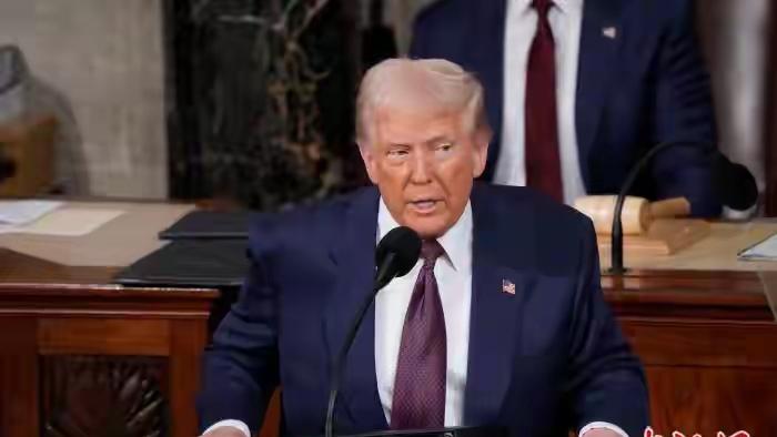 美国总统特朗普要不要打委内瑞拉，很多人说美国要打，我感觉美国不敢打，特朗普只打