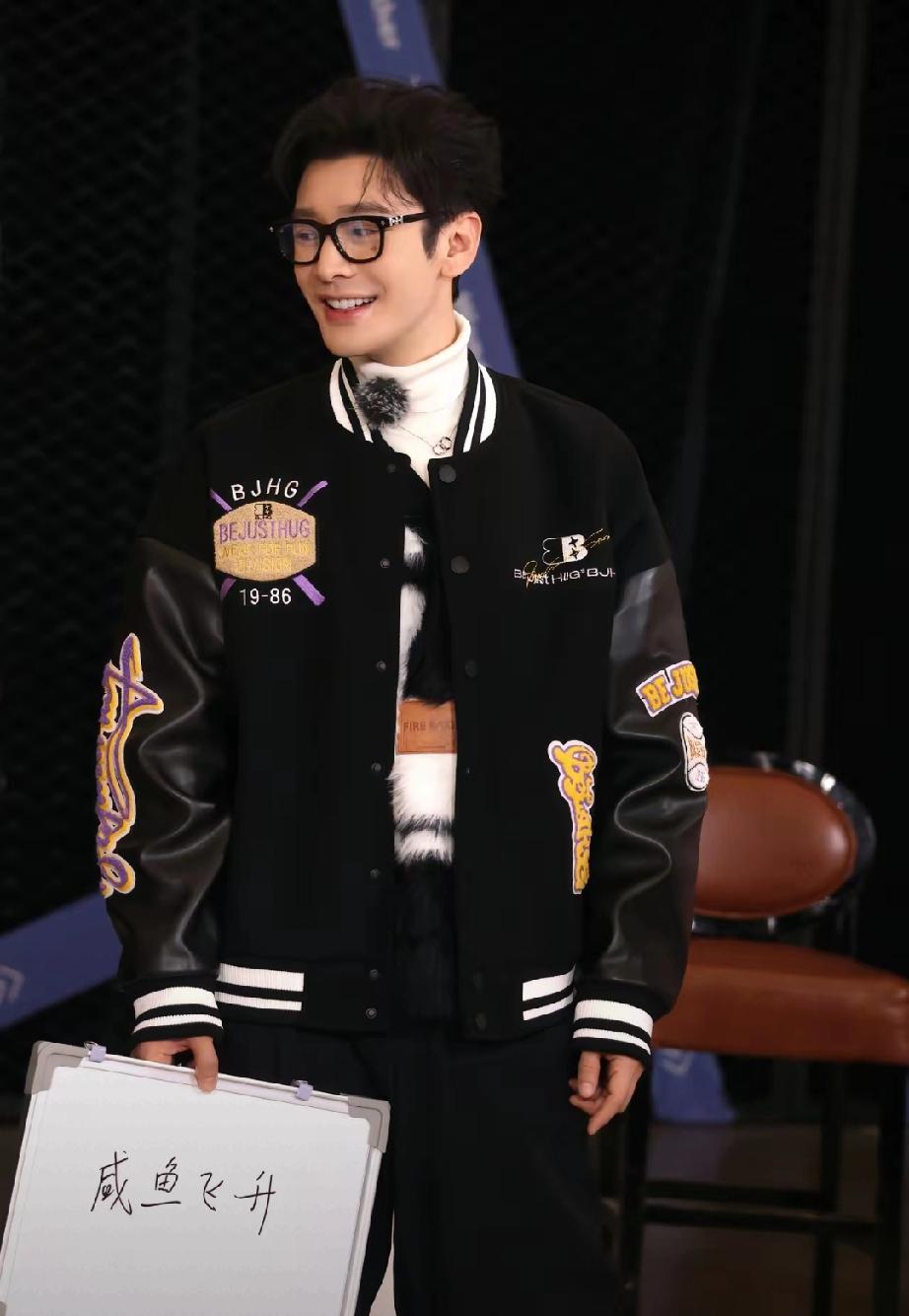 49岁黄晓明近照曝光！脱发显老，戴假发天衣无缝，9岁儿子近照超像爸