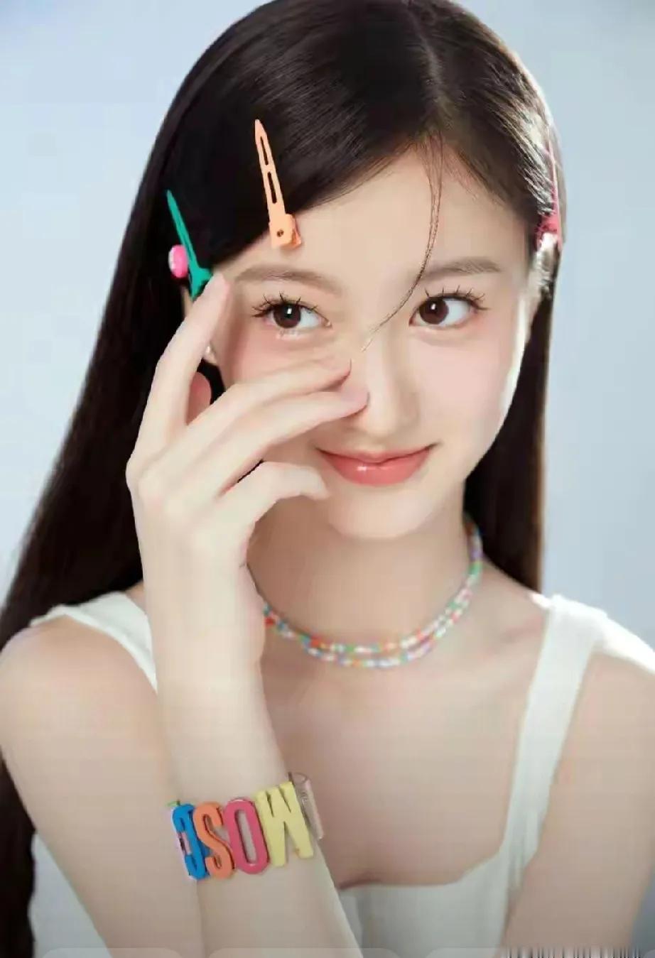 09年甜妹裴佳欣：颜值与实力并存的宝藏女孩！谁能拒绝像刚熟透水