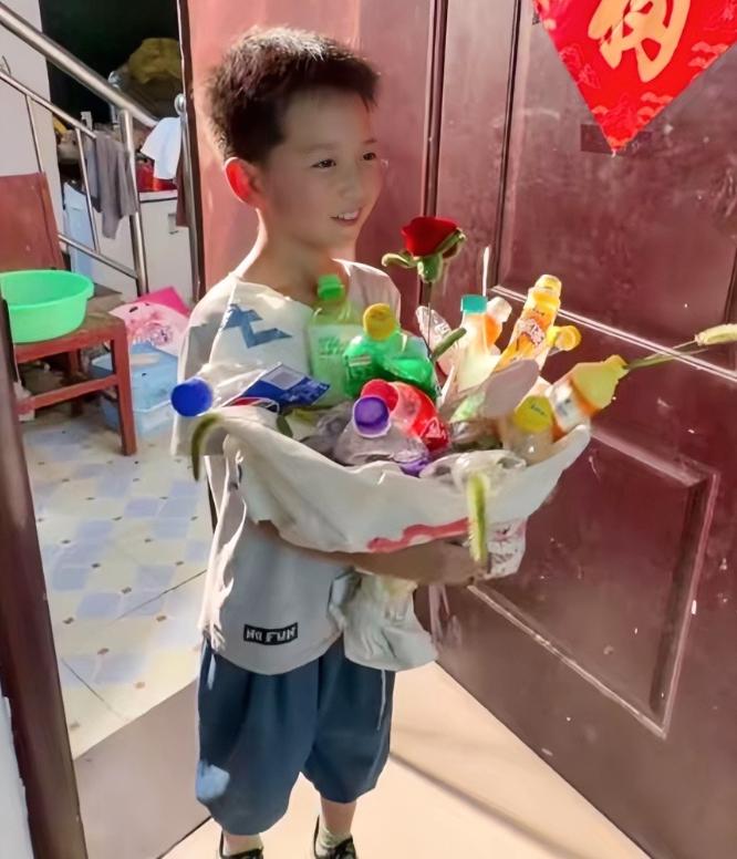 瞬间看哭！河南郑州一名8岁小男孩走红，当着一群围观大学生大胆求助：“我妈妈被烧伤