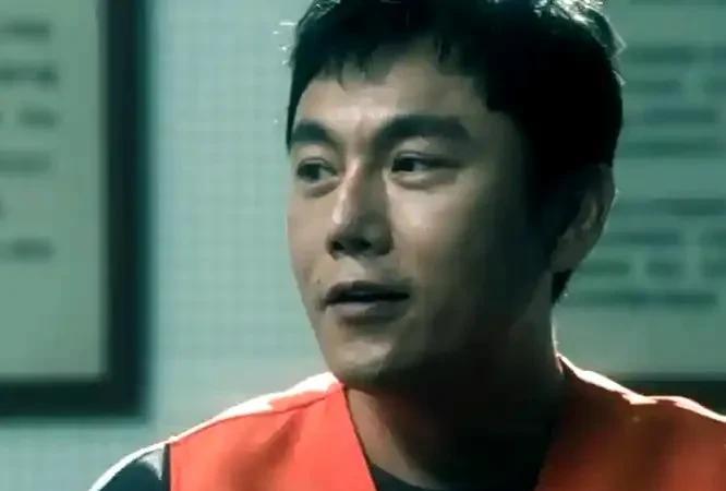 《扫毒风暴》谁都想不到，卢少骅被执行死刑时，选择的竟然是这首歌。记者采访秦昊时