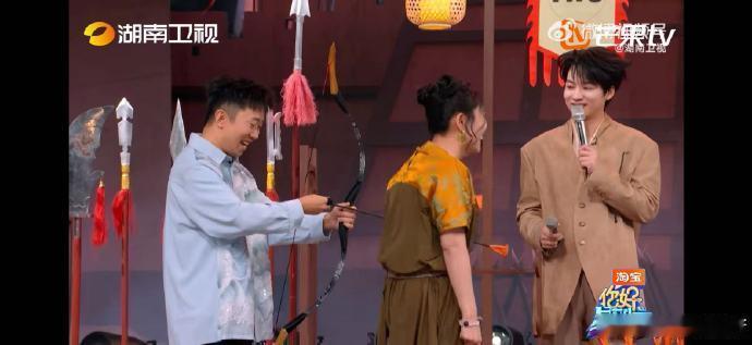 李雪琴李雪琴杨迪凑一块太有节目效果了你好星期六表忠心翻车名场面！杨迪改名“李迪