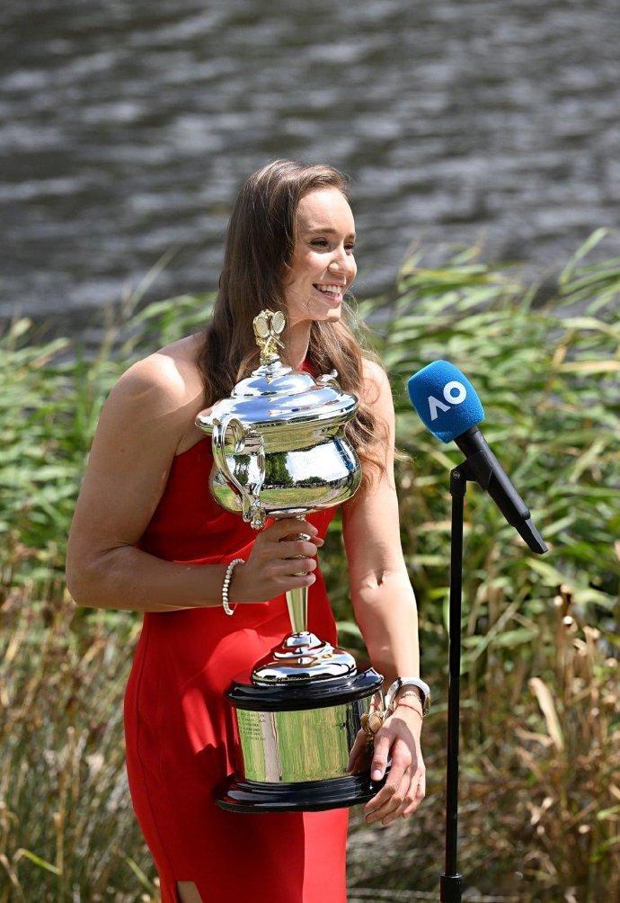 再发一波莱巴金娜澳网冠军写真各个色系和款式娜娜穿都能撑到perfect，真的超美