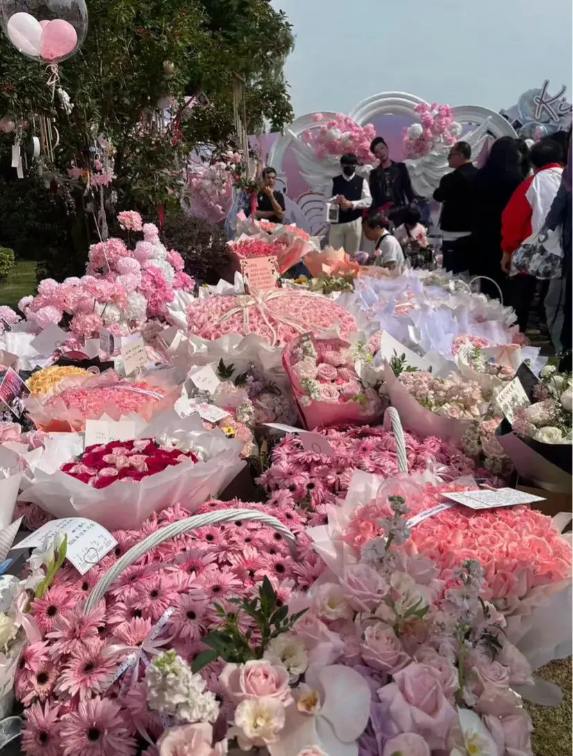 陈乔恩和艾伦给乔任梁庆生，乔爸爸也在，现场成了一片粉色花海​