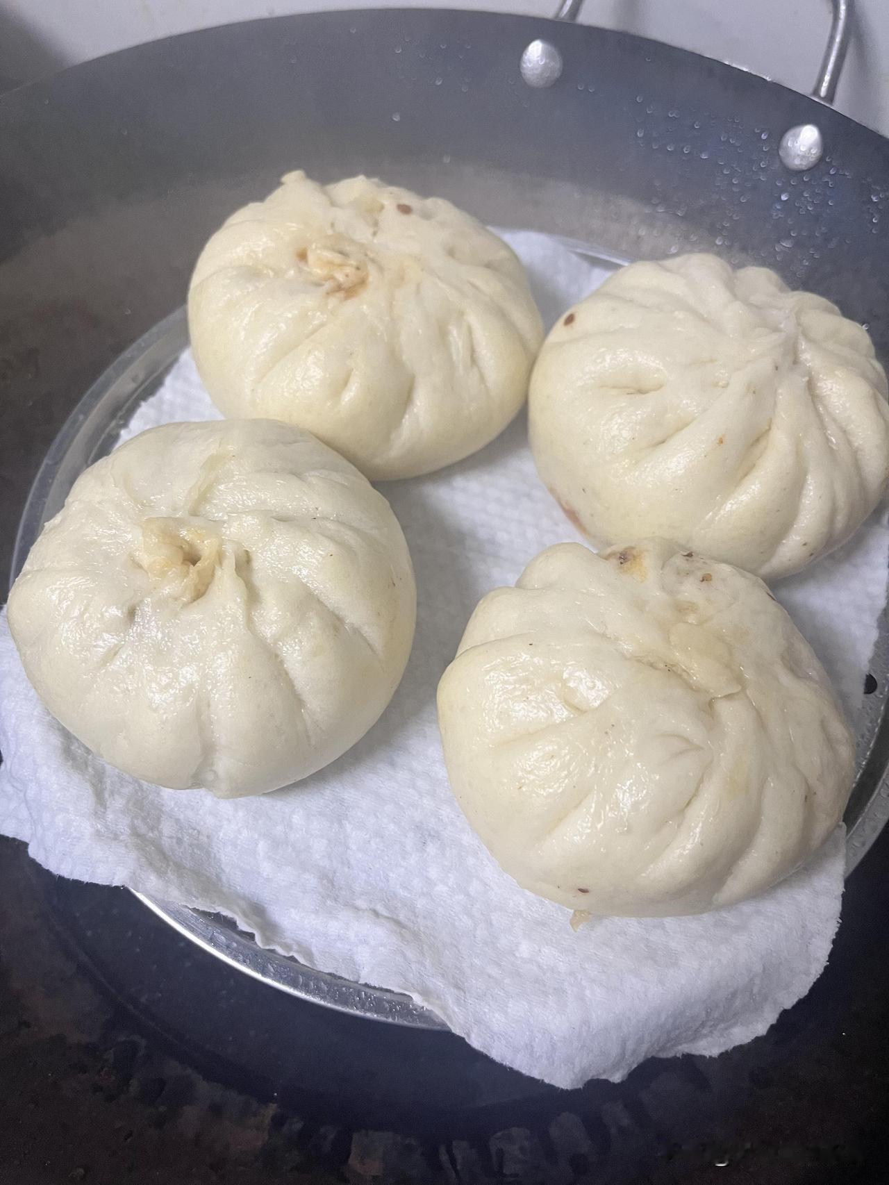 比同福客栈的包子还好吃的油皮大包子，薄皮儿大馅又透油的肉末粉丝包子！比同福客栈的