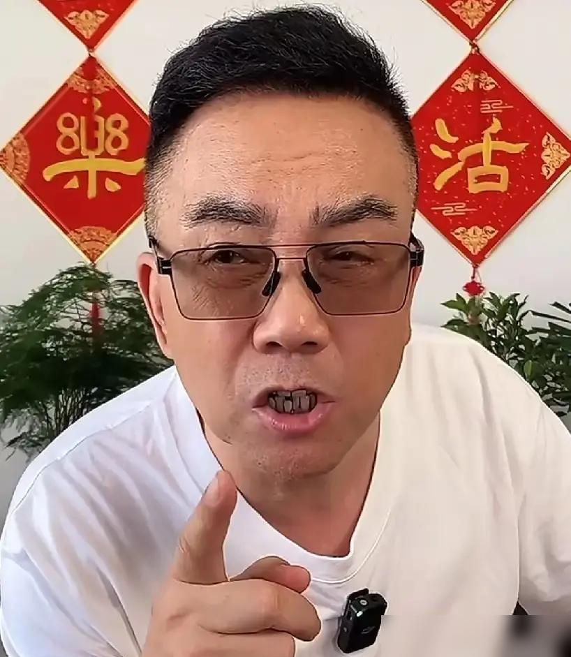 杨议一把鼻涕一把泪，控诉郭德纲把他从节目单上抹了。可这事最狠的，不是除名，是人家