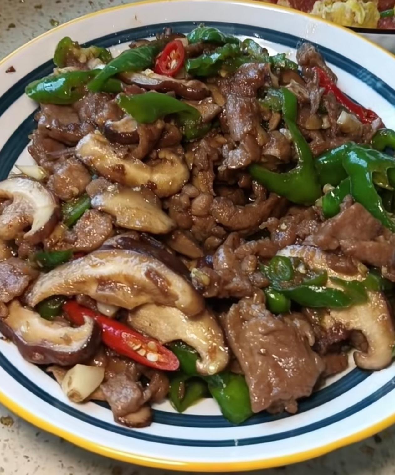 对门邻居婆媳俩又闹别扭了，起因就是一桌家常菜。婆婆做的有香菇炒肉、番茄炒蛋、