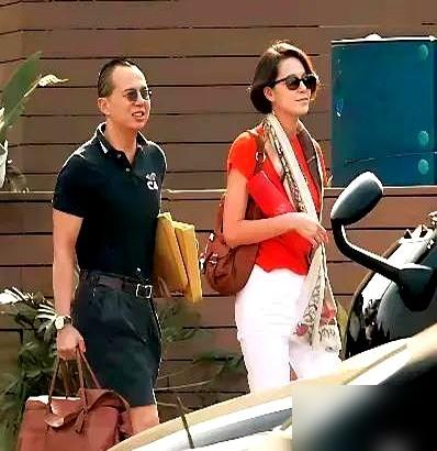 这女的是谁啊？顶级富豪居然给她拎包拿文件！我看着李泽楷就这么跟在郭嘉文身