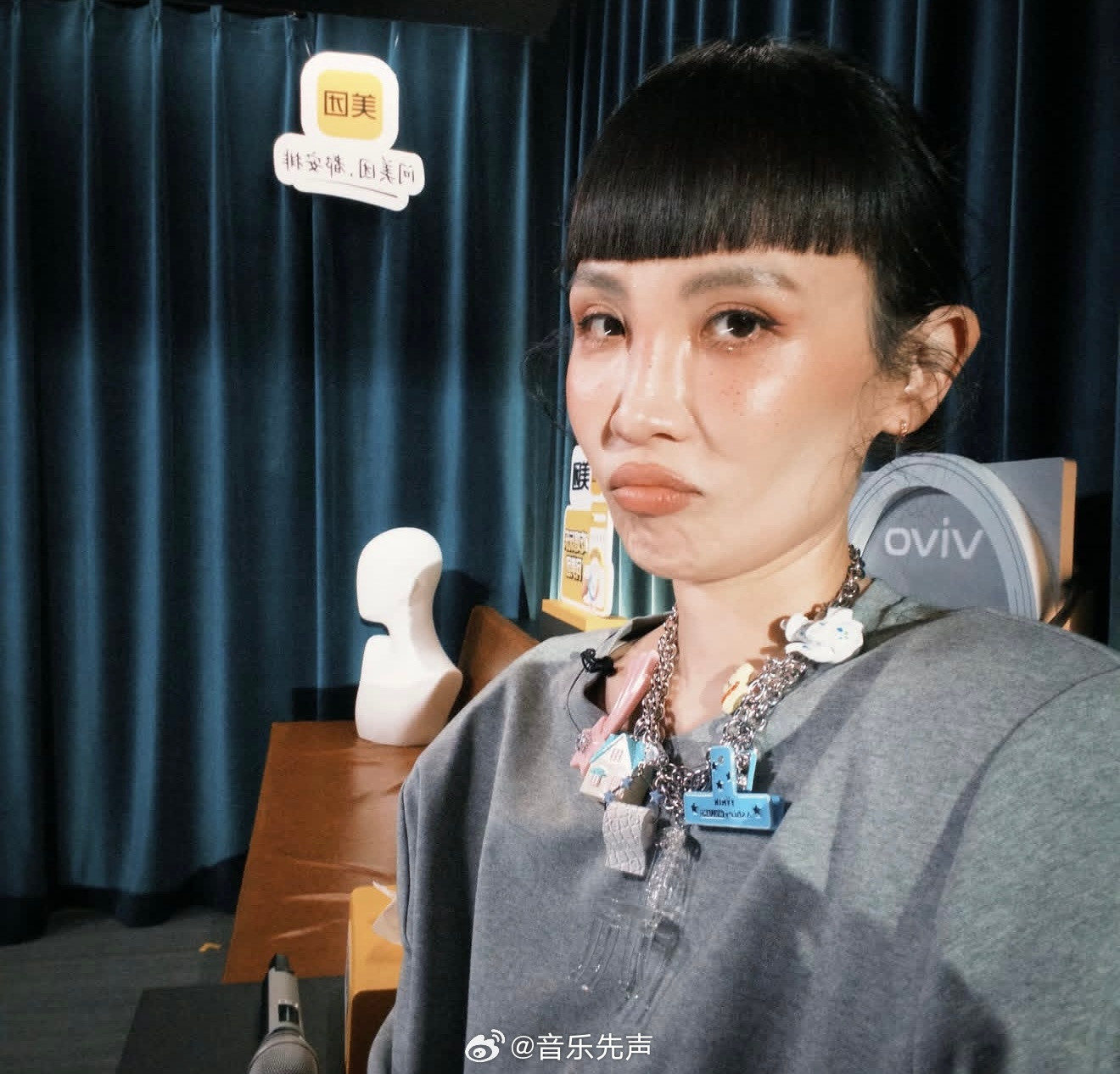 魏如萱在最新电台访谈中说，原来《歌手》上的《丑八怪》不是她选的，她本来想唱的是古