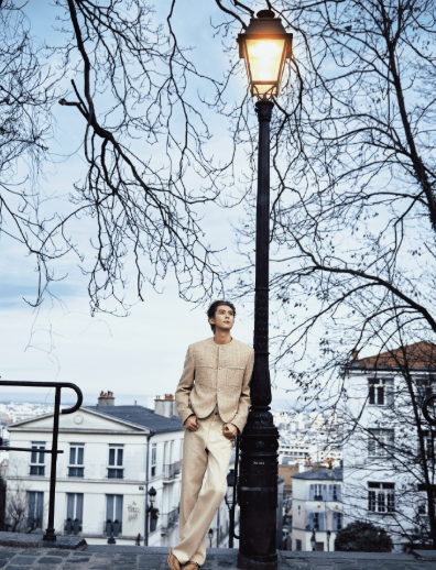 这组巴黎生图之所以吸引人，是因为它展现了一种毫不费力的帅气。没有刻意摆拍，却每个