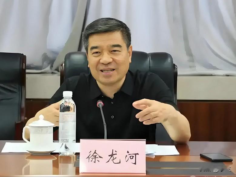 今天山东的徐龙河又上热搜，他是1965年出生山东淄博人，在广播电视行业工作了