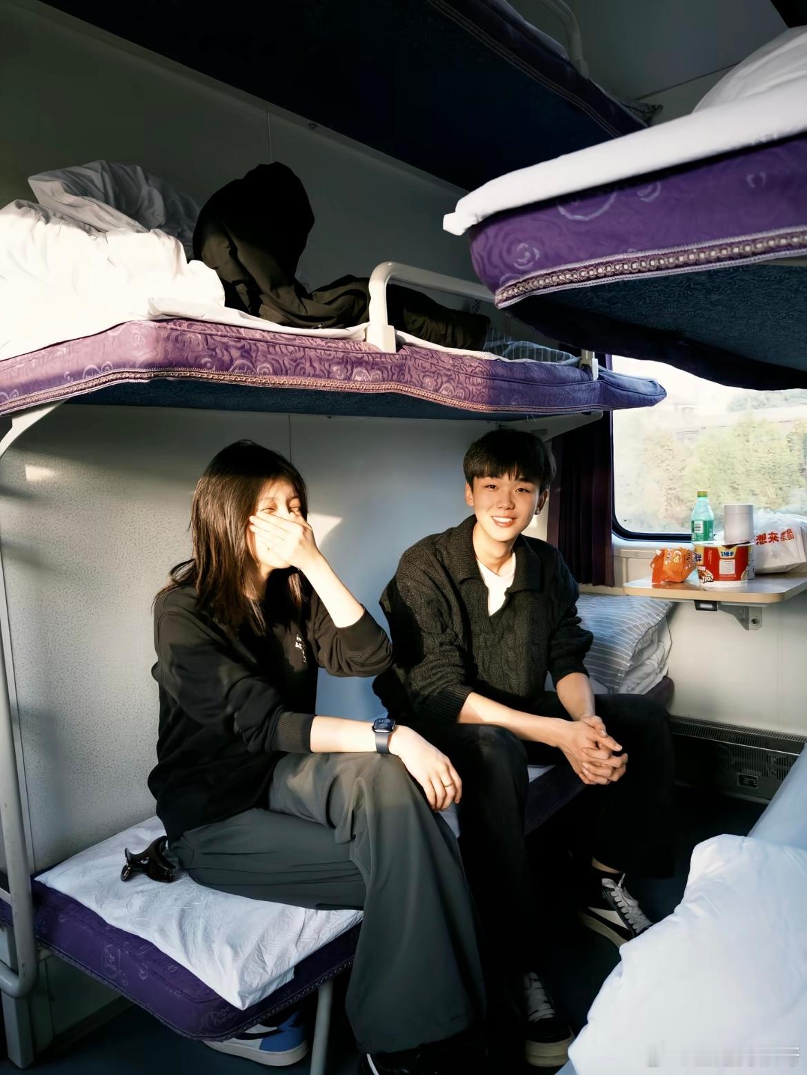 在火车上拍到了很有氛围感的照片