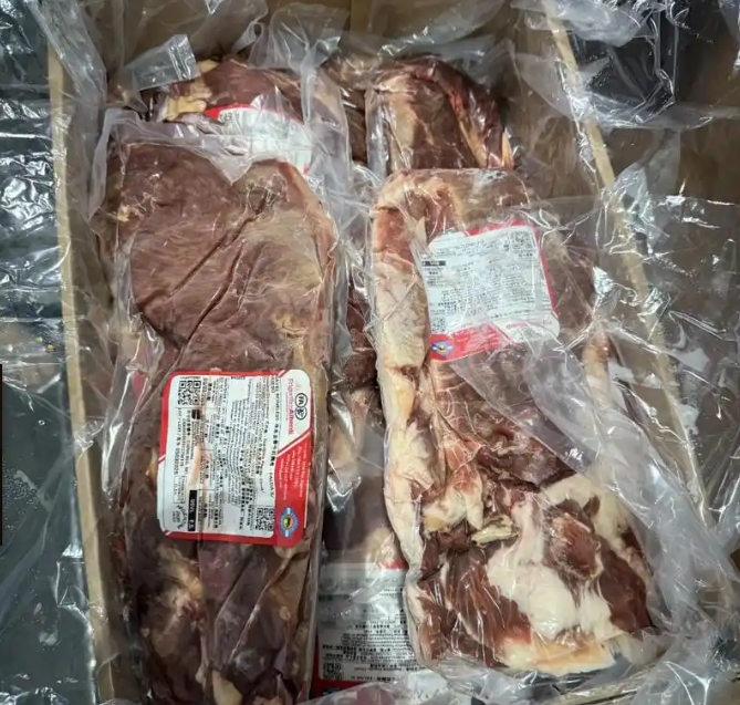 阿根廷为啥非得跑一万公里把牛肉便宜卖到中国？因为他们的牛肉根本卖不动。隔壁巴西牛