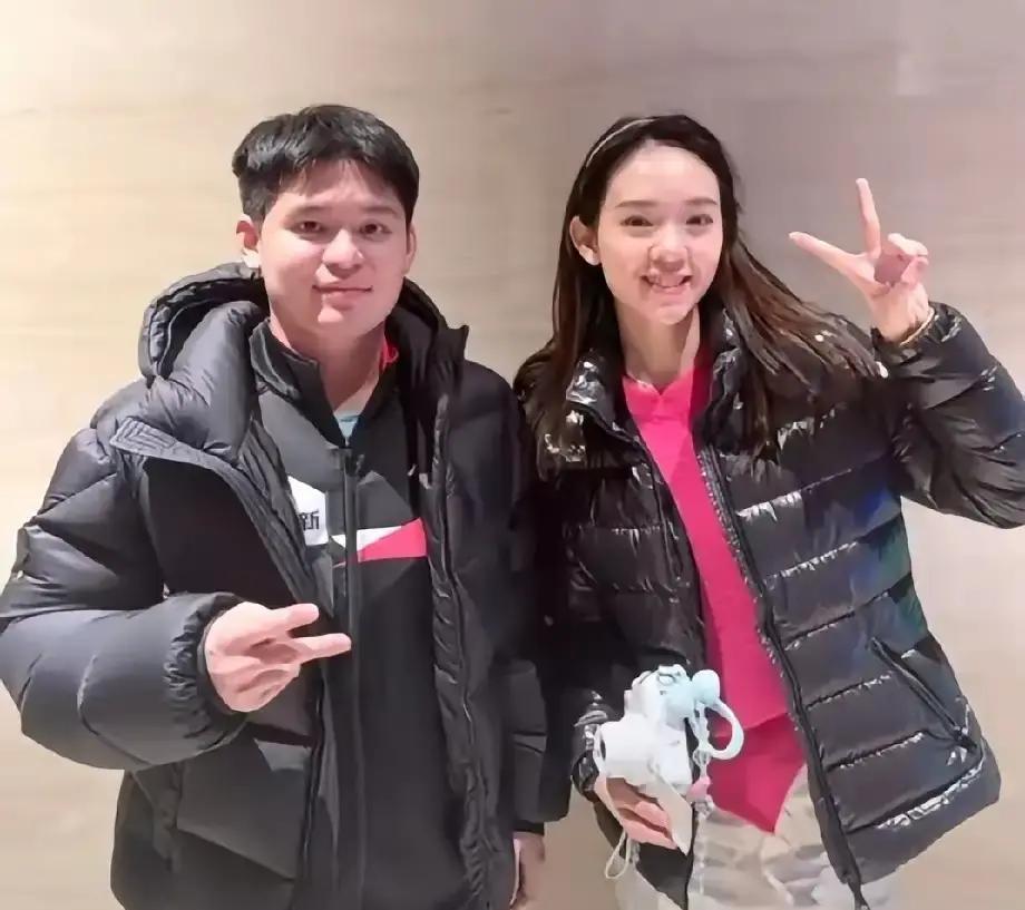 合照一出，女友警报全网拉响！林诗栋红着脸，被说成早恋。照片里站他旁边的姑娘