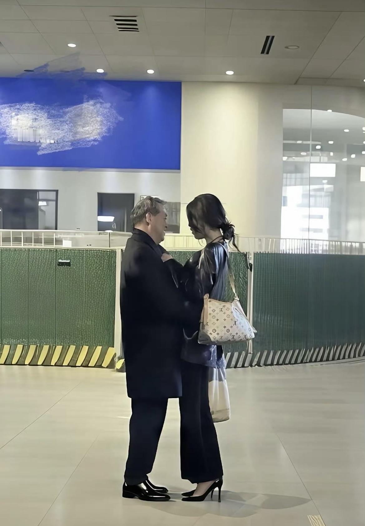 路上这两人是啥关系[哭哭]