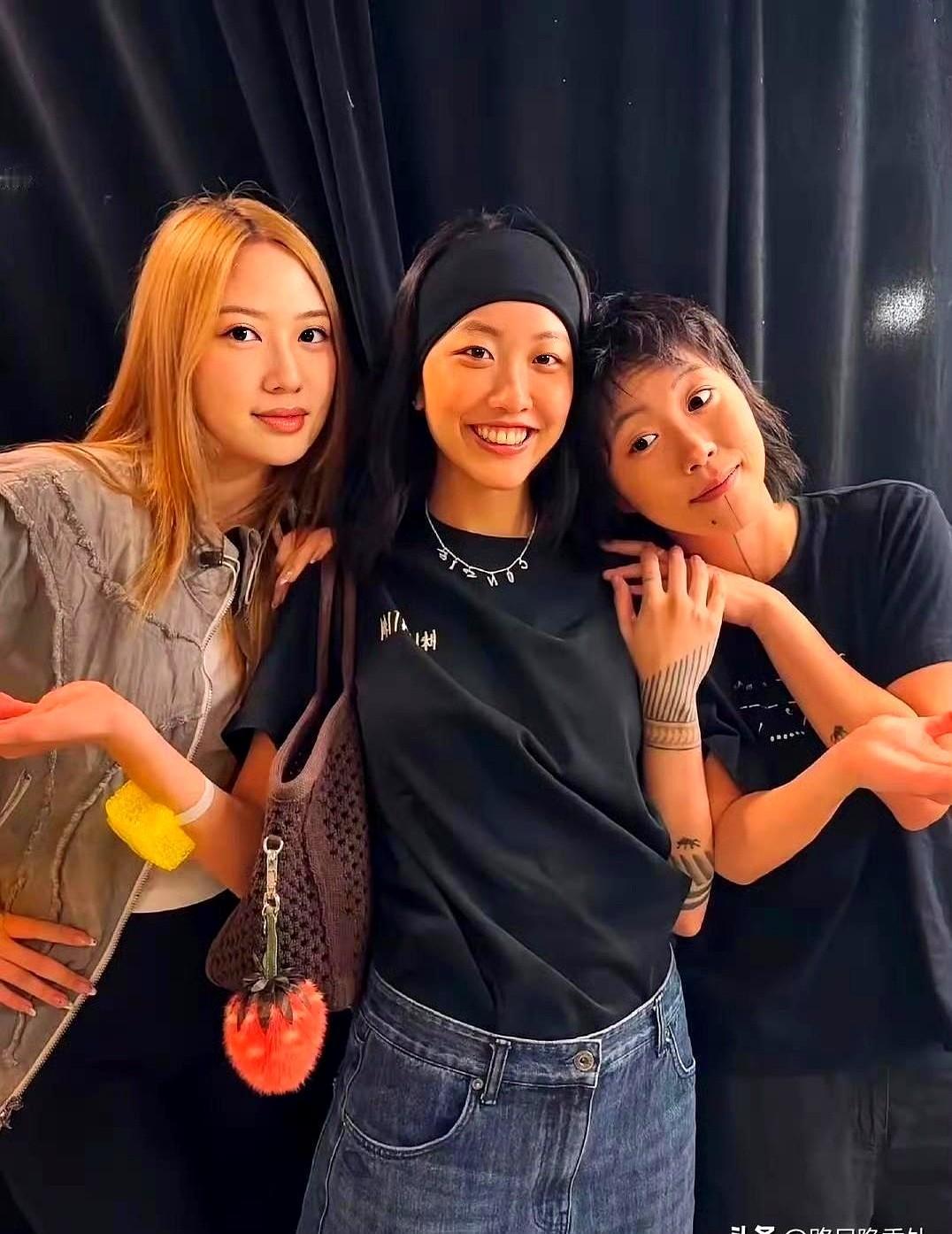 星二代合照秒冲热搜后台灯还热着，窦靖童刚把吉他递助理，陈康堤举起手机咔嚓，甄