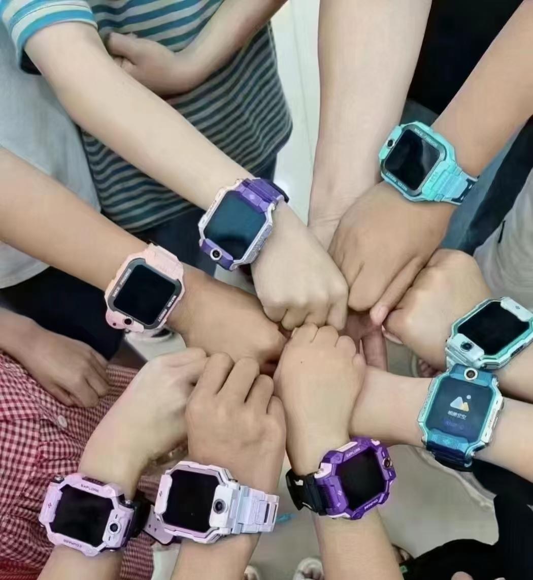 儿童智能手表，必须要“降智”了。现在的儿童手表，除了屏幕小一点这外，其它功能已经