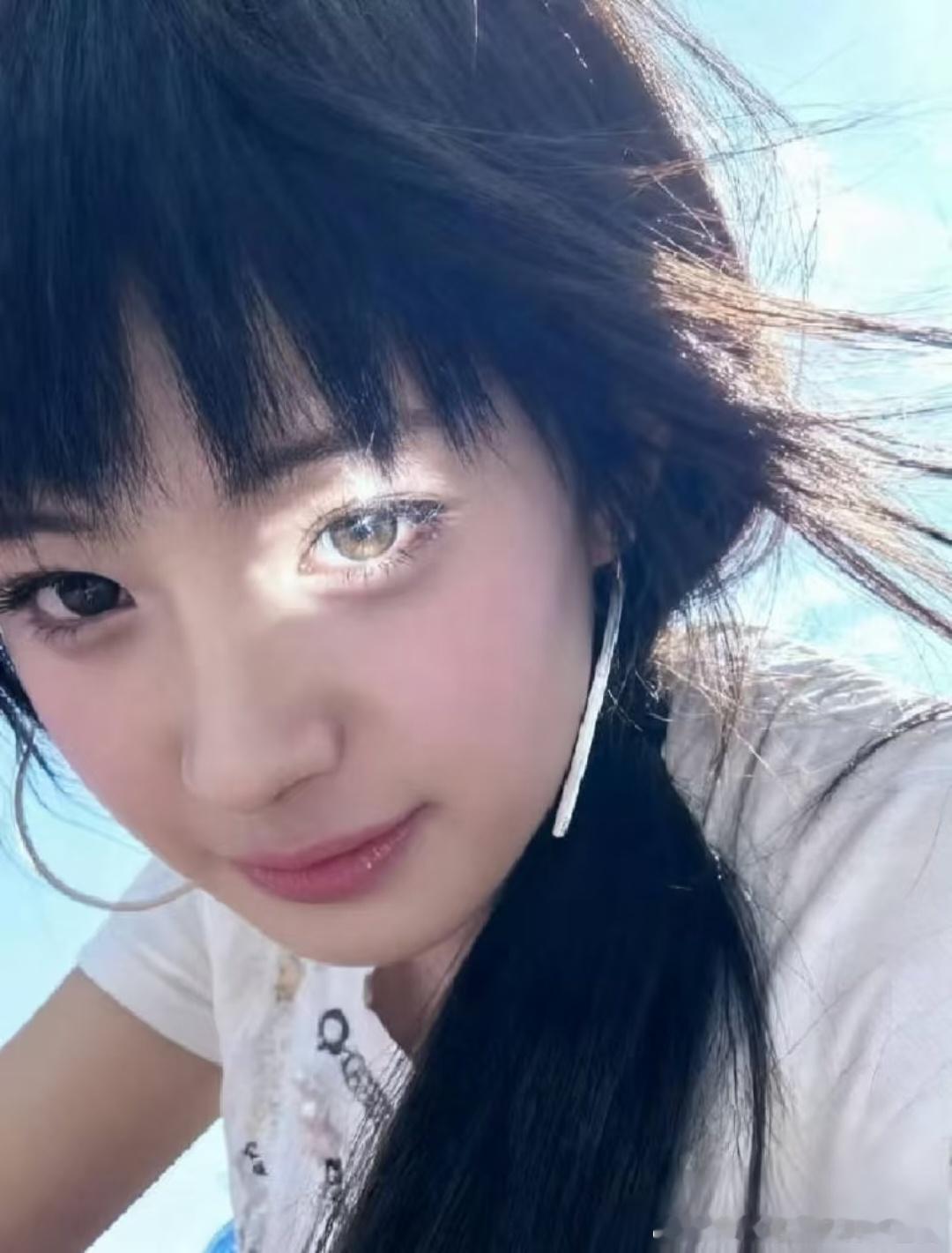 杨幂早期有刘海时期真是美的好灵动，素颜都挡不住的灵气，她现在怎么不留刘海了？