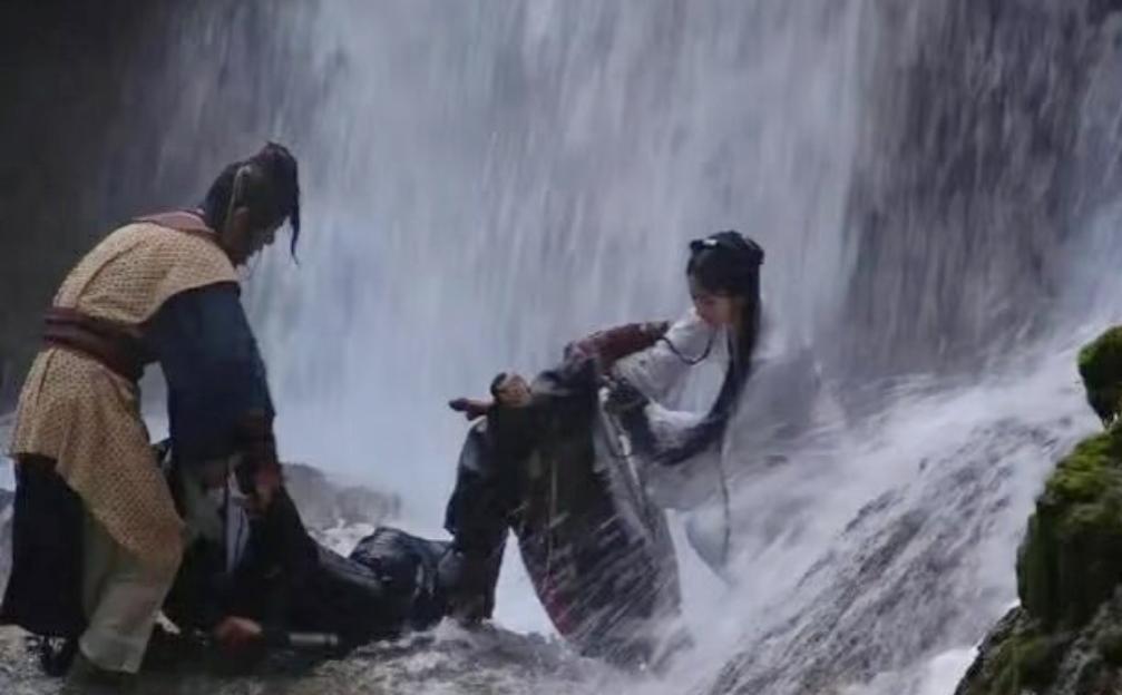 黄晓明冲进瀑布救刘亦菲时，脑子里只有一个念头。零下水温。九寨沟的瀑布像冰锥砸