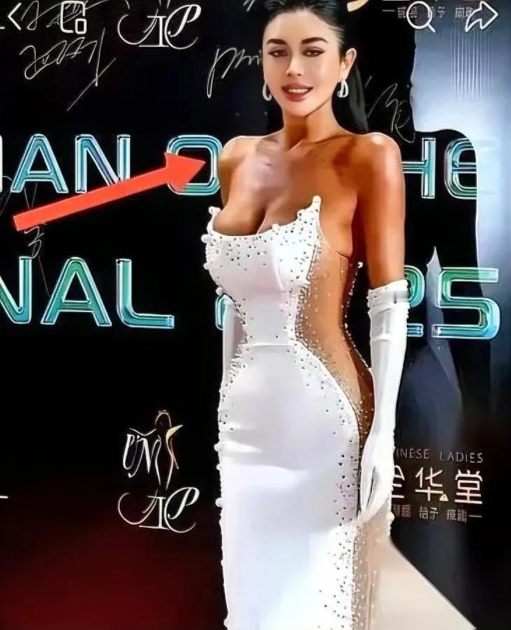 红毯惊魂！礼服崩开那刻…高清镜头下，高定裙水晶崩裂声刺耳。后台慌忙切画面，品