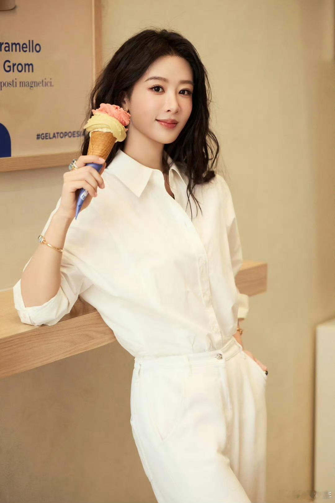 杨紫收藏生活里闪闪发光的点滴美好平凡日常也有万般惊喜，杨紫用心感受周遭，把点滴