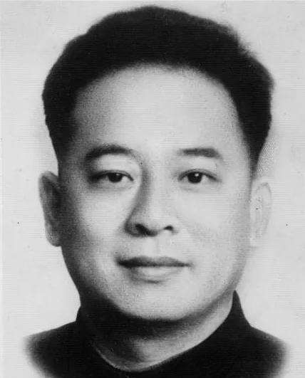 1948年，罗广斌身份暴露，但他哥哥是中将，敌人不敢抓人，就找到他哥哥：“你弟弟