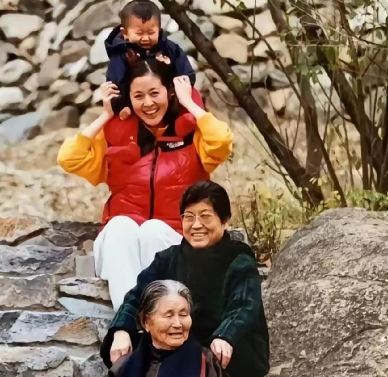 主持人倪萍说：“有一年我姥姥过生日，她东北来了些穷亲戚，那些年真的挺穷的，好家伙