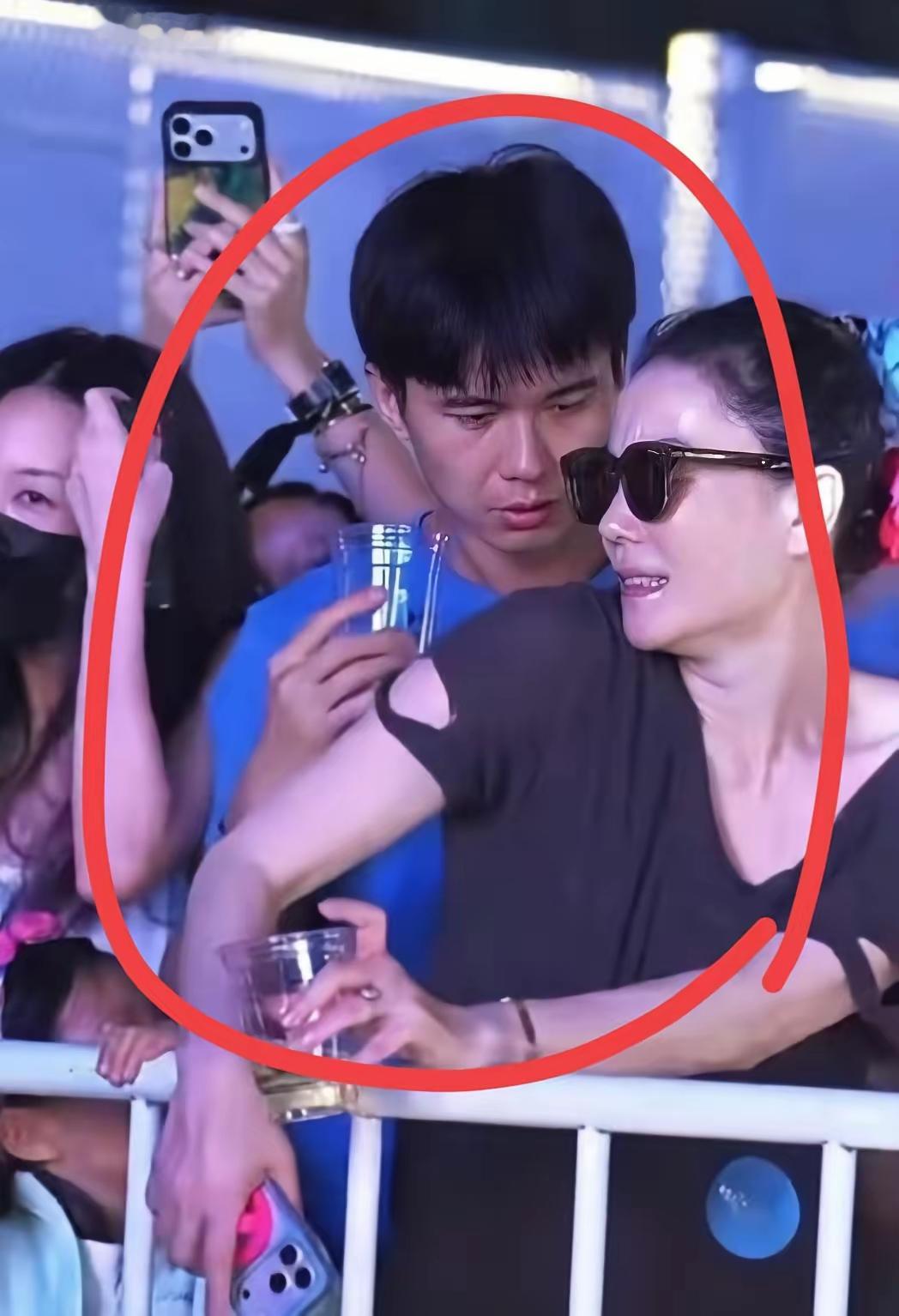 真为谢霆锋和李亚鹏感到不值。王菲虽说年纪摆在这，看现场这些动作的熟练程度，想必也不是第一次这样亲密接