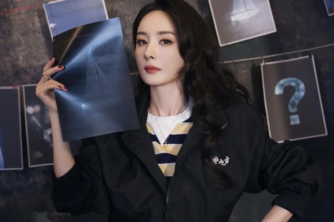 杨幂和万茜合作新电视剧，感觉杨幂又得翻车，因为与万茜同框，一般女星都招架不住。