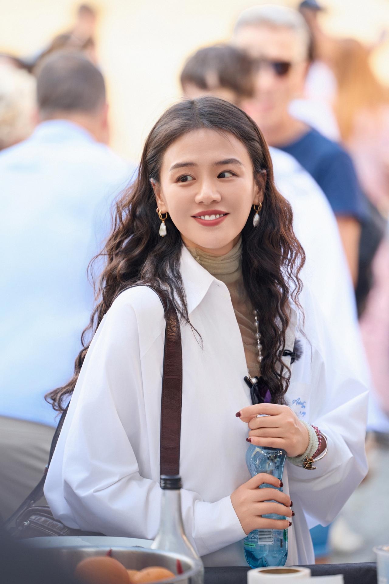 马思纯：自然明媚，花少里的治愈光在娱乐圈这个充满精心雕琢感的地方，马思纯就像