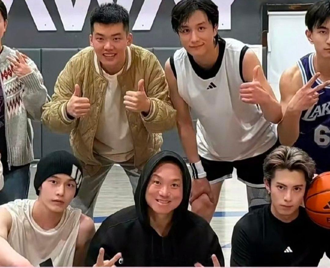 何与朋友晒了何与王鹤棣打球的合照，cp粉评论情敌见面，结果何与朋友回复“别来搞笑