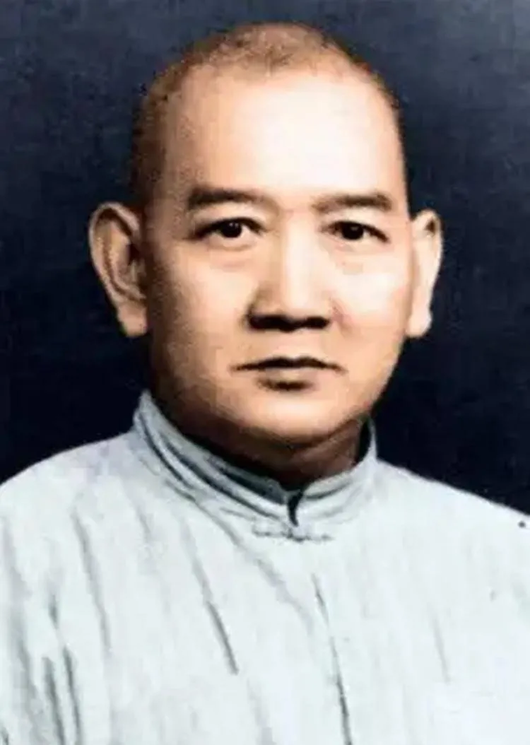 1911年，有一天，55岁的黄飞鸿正在台上表演舞狮，突然一个少女冲了上来，掀开他