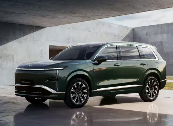 定位中大型SUV提供5座和6座版本，五菱星光L将于4月10日亮相外观方面，新车