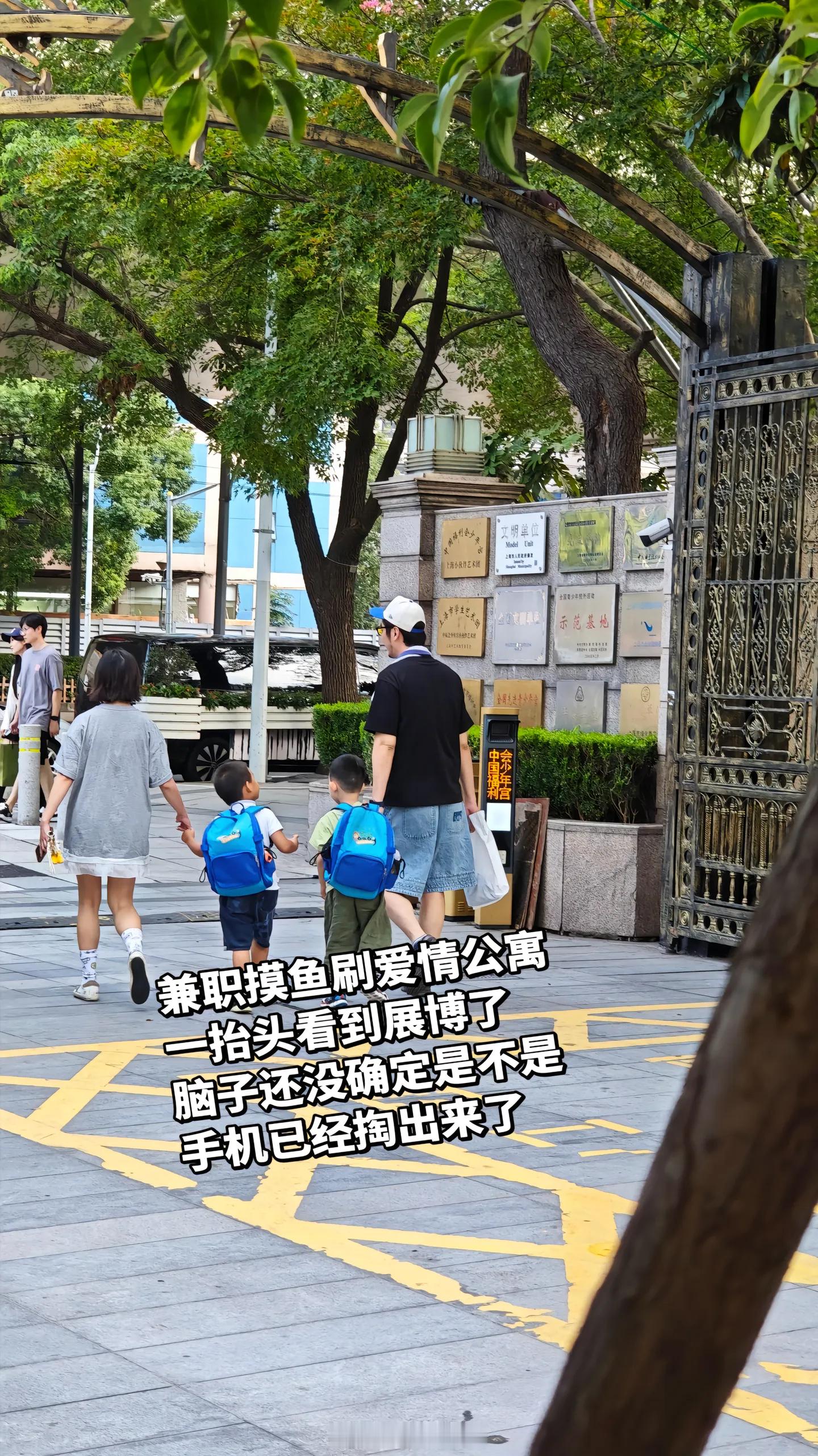 偶遇金世佳接儿子放学金世佳儿子长这么大了偶遇金世佳接儿子放学，孩子都这么大了