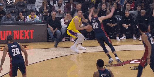 男子买15元彩票中1404万原来骑士主场地板是比观众席高的，东契奇这下看起来可够