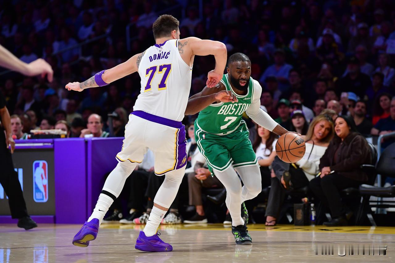 东契奇到哪都赢不了杰伦布朗啊：1、在独行侠时期，东契奇带队打进总决赛，与杰伦