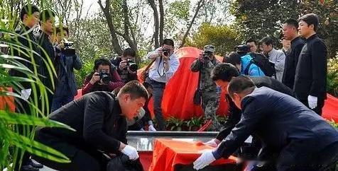 2011年9月，台儿庄古城西门城墙的重建施工现场，一阵铁锹破土的声响过后，“咣当