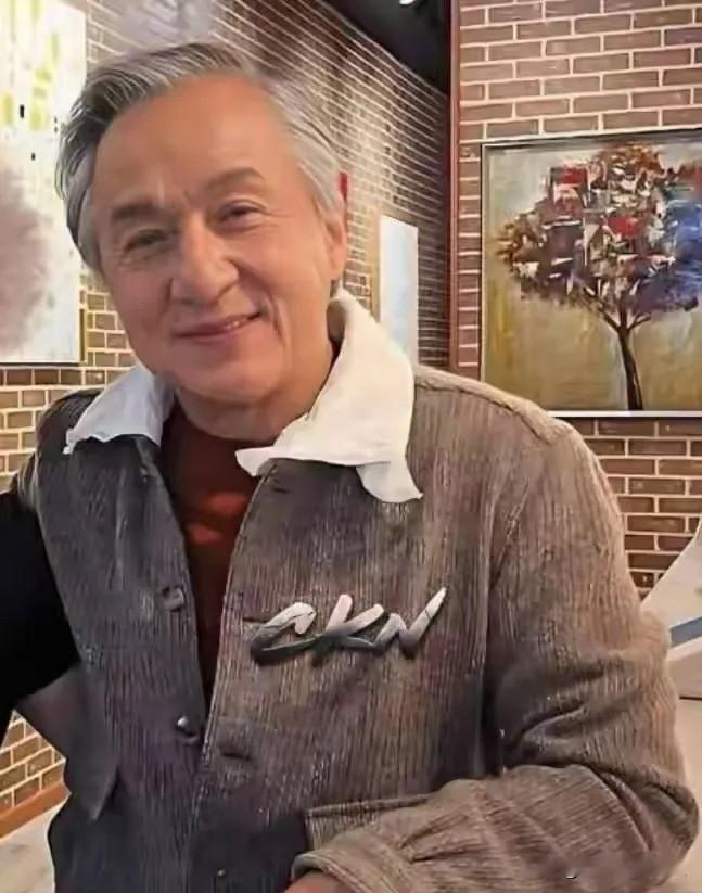 一代功夫巨星成龙，晚年真实状态曝光。岁月匆匆，昔日荧幕上神采飞扬的成龙，如今已是满头灰白的老者。褪去