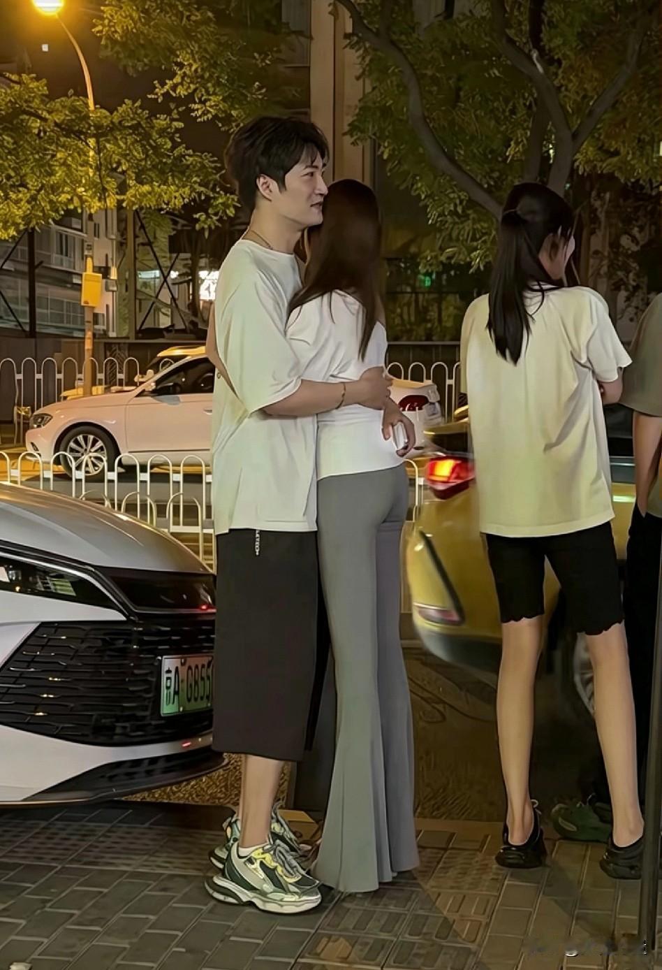 瑜伽裤确是为了展示身材而生，旁边的小姐姐，身材不输瑜伽裤小姐姐，却不养眼