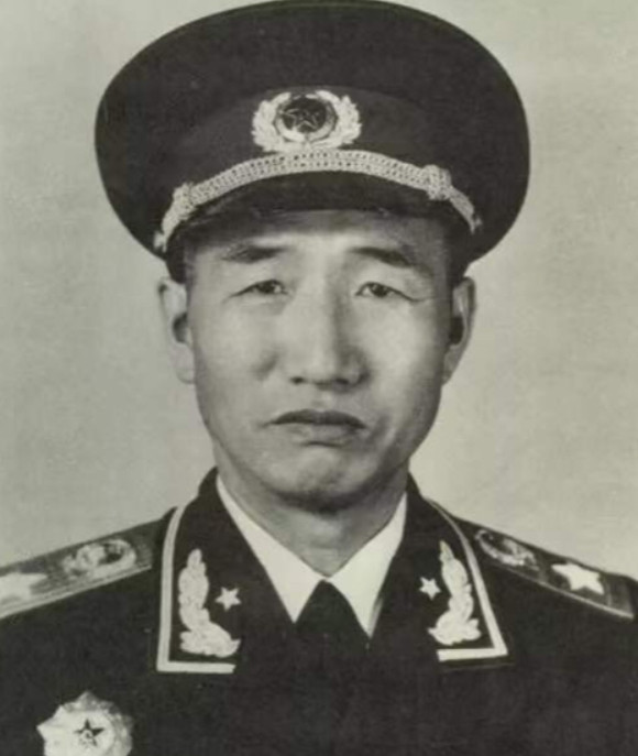 上世纪70年代，徐向前的儿子<em>徐小岩</em>带女朋友回家吃饭，为了表示重视，元帅亲自下厨。