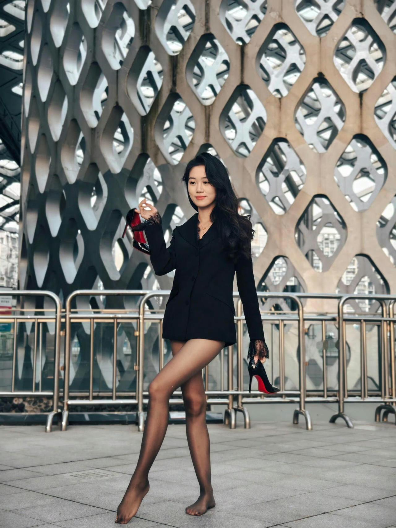 奇怪了，袜子怎么破掉了​​​