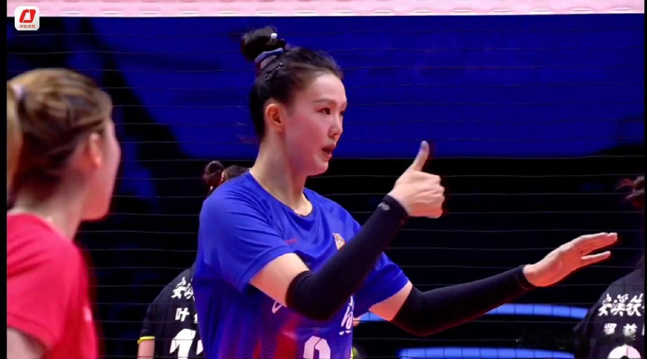江苏女排的三叉戟🔱狂轰乱炸，福建女排被砍瓜切菜般的打的满地找牙。全运会半决赛